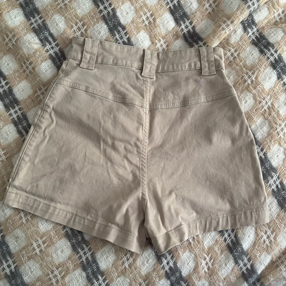 H&M High-Waisted Cargo Shorts - Picture 6 of 8